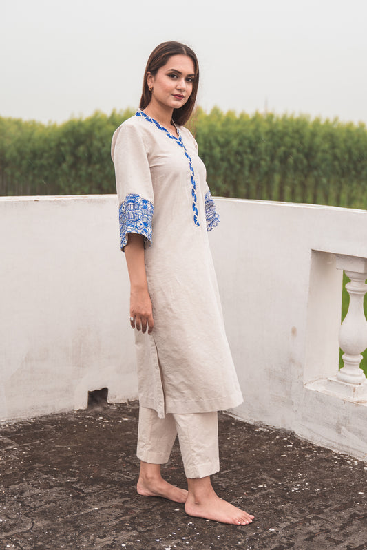 Beige Kurta Set with Embroidered Sleeves in Royal Blue